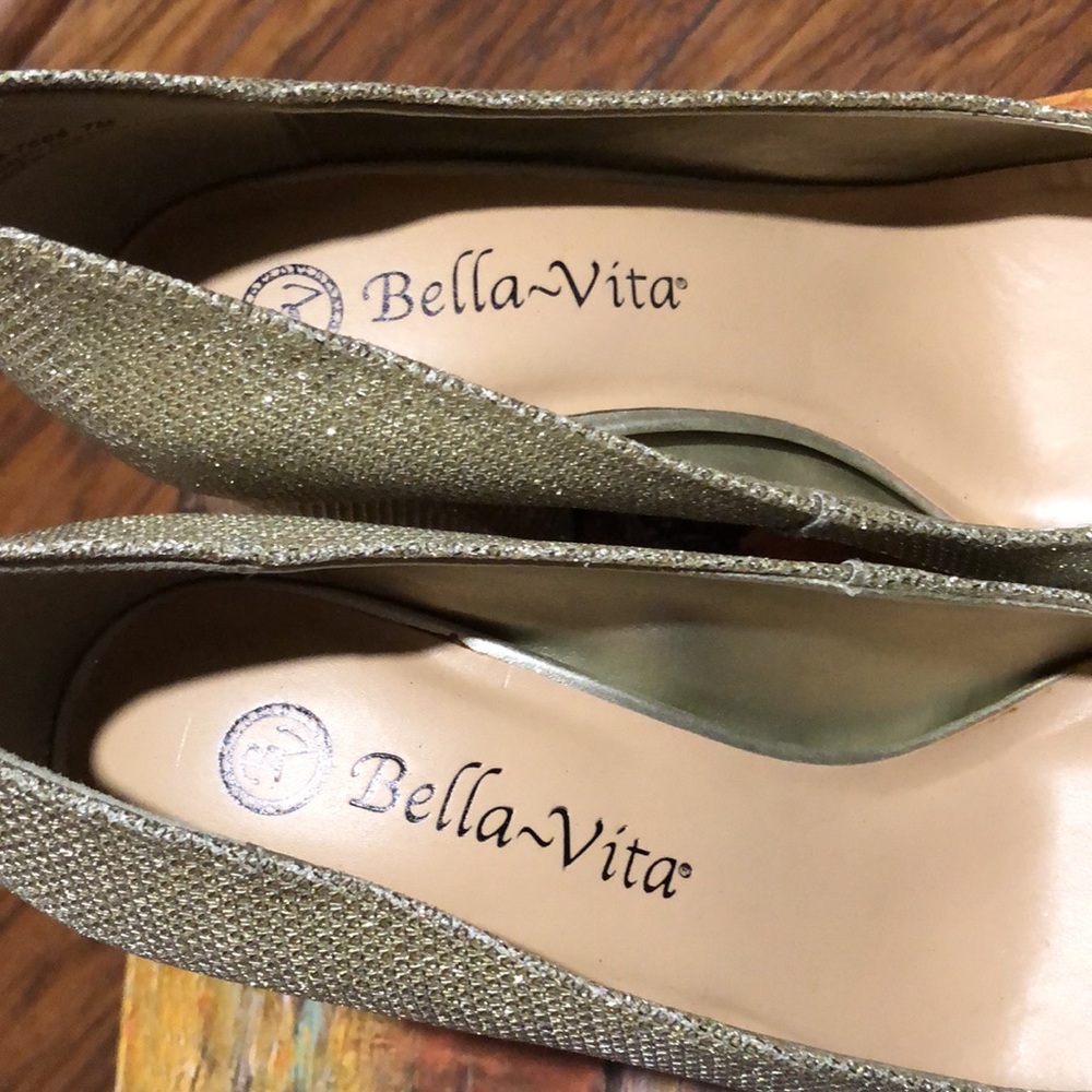 BRAND NEW WOMAN’S GOLD GLITTER BELLA VITA HIGH HEELS SIZE 7! NIB 🔥🔥🔥🔥🔥 - Picture 6 of 6